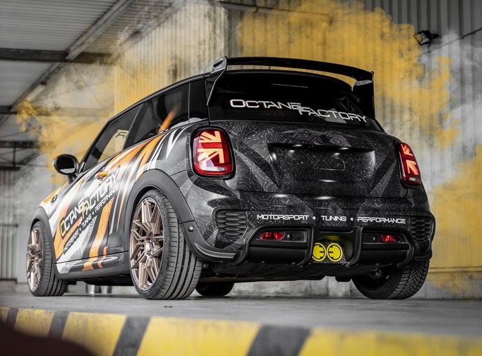 Modifikasi MINI Electric dibungkus livery sporty dan pasang body kit ala JCW GP 