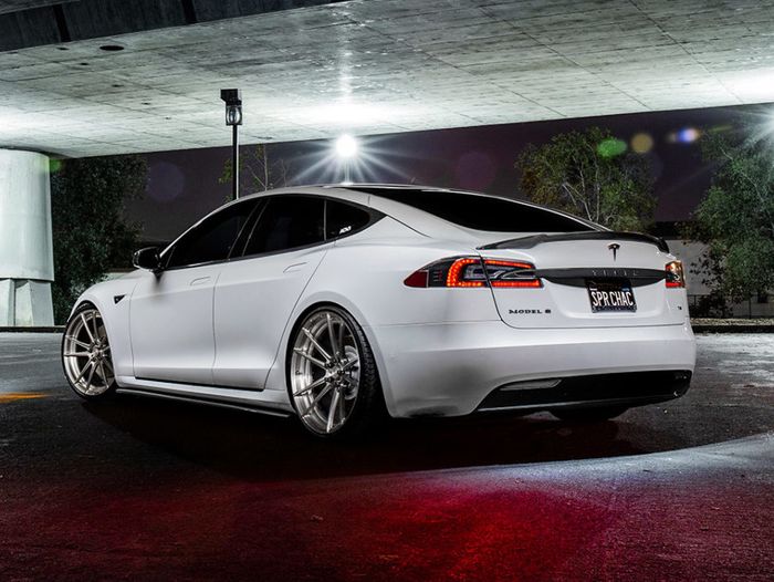 Modifikasi Tesla Model S simpel sporty ini dibubuhi part add-on serat karbon