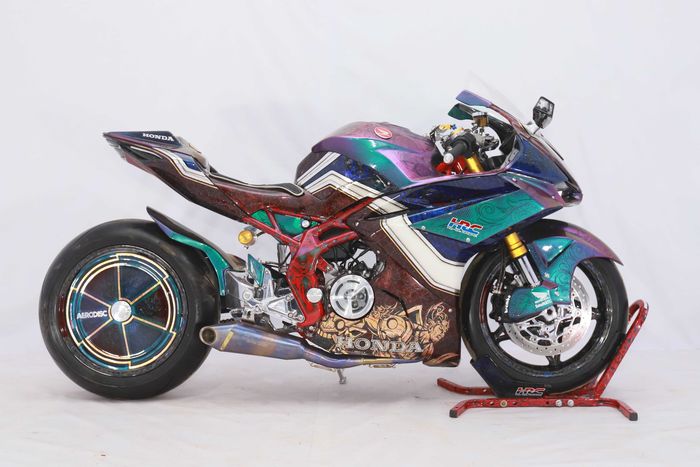 Juara nasional kategori Sport diraih oleh Iksan Aditya mulyo dengan Honda CBR250RR