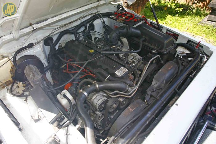 Mesin bawaan Suzuki Jimny sudah tidak terlihat, digantikan dengan mesin Jeep Cherokee. 