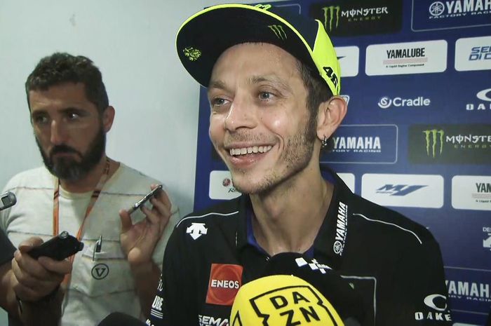 Melihat penampilan muridnya tersebut, Valentino Rossi mewaspadai ancaman Bagnaia
