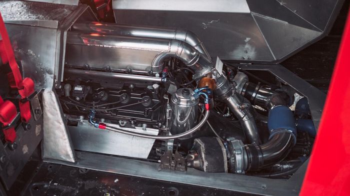 Modifikasi Toyota HiAce cangkok mesin V12 dari Toyota Century