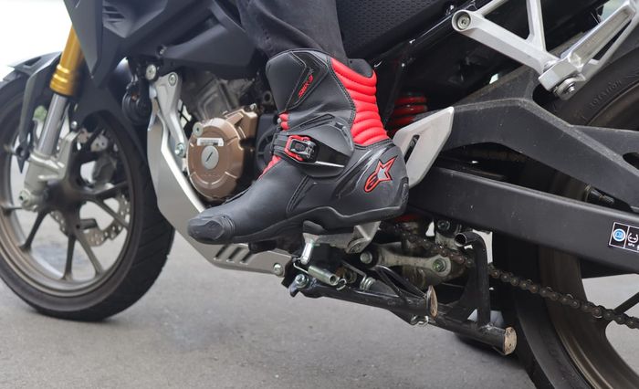 Contoh sepatu riding yang aman untuk berkendara