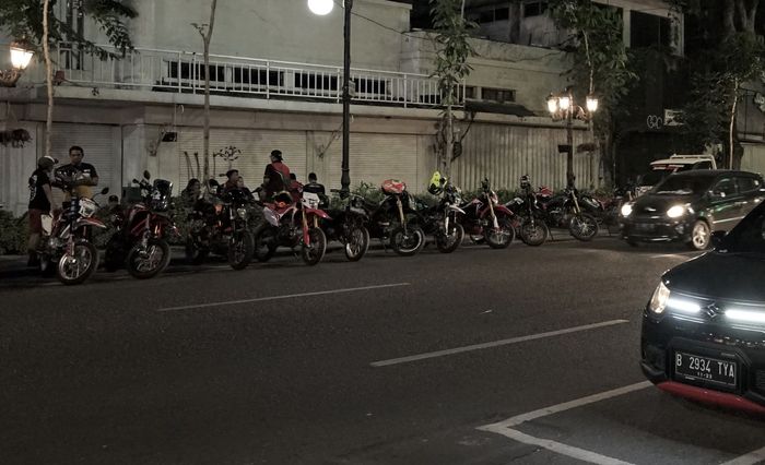 Komunitas pecinta otomotif yang terlihat nongkrong di Jalan Tunjungan