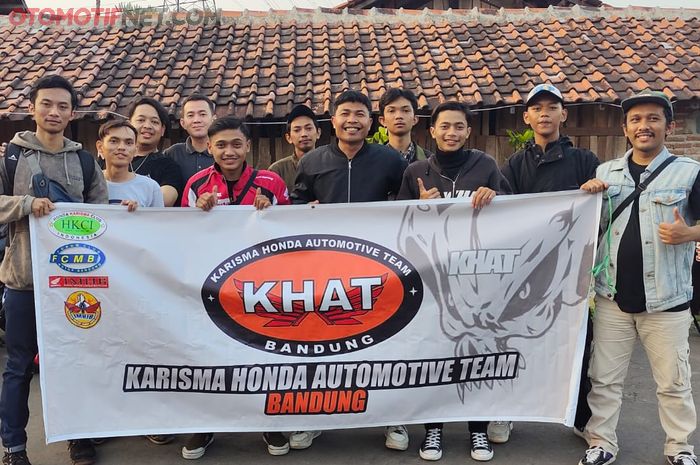 Karisma Honda Automotive Team (KHAT) Bandung touring ke Kuningan untuk menggelar bakti sosial dengan membersihkan Taman Makan Pahlwan