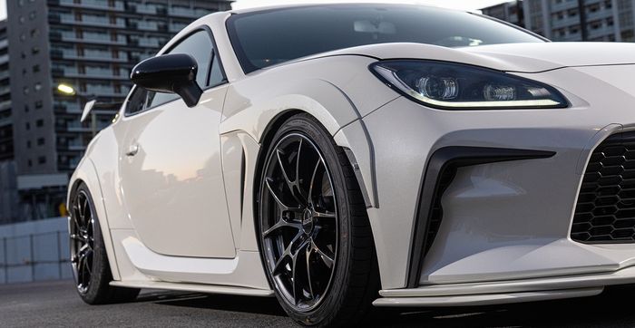 Modifikasi Toyota GR 86 pakai pelek Rays dibalut ban Yokohama Advan Sport