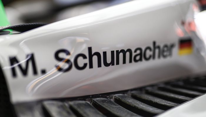 Tulisan M. Schumacher pada mobil F1 tim Haas, mengingatkan pada  nama Michael Schumacher yang juga ayah Mick