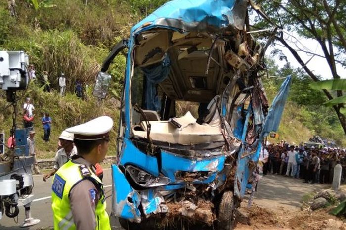 Evakuasi bus pariwisata yang kecelakaan di Cikidang, Sukabumi