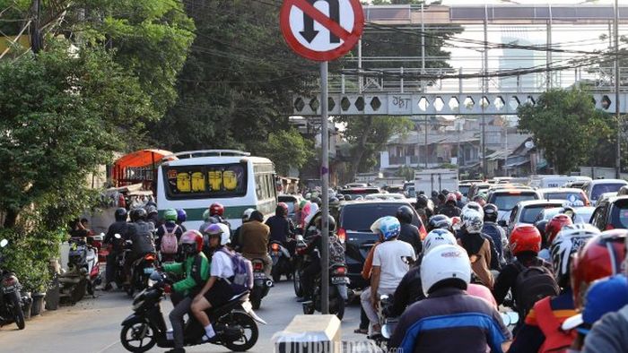 Pengendara melanggar rambu dilarang putar balik