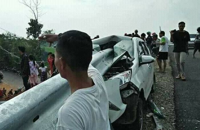 Mobil putih berplat nomor A 1766 FT menabrak pembatas jalan