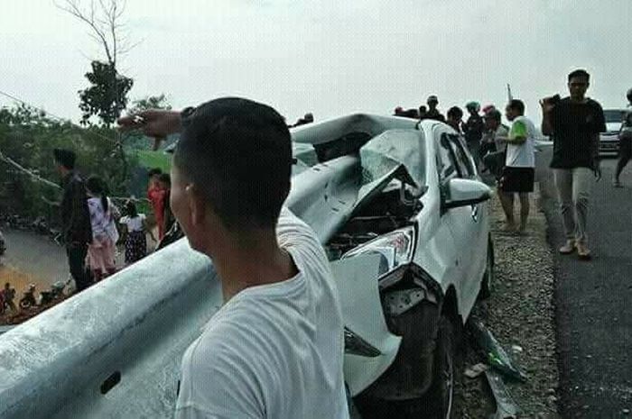 Mobil putih berplat nomor A 1766 FT menabrak pembatas jalan