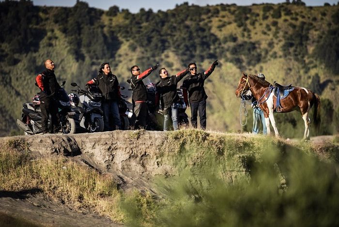 Berpose sambil menikmati keindahan Gunung Bromo