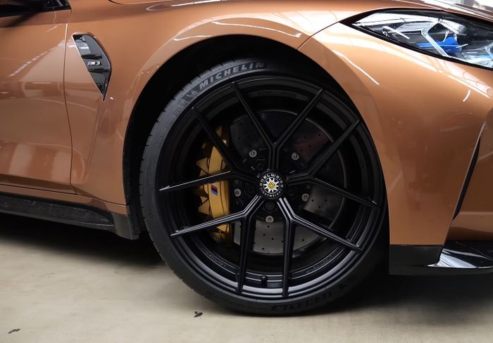 Modifikasi BMW M3 Competition pakai pelek model Y-Spoke warna hitam