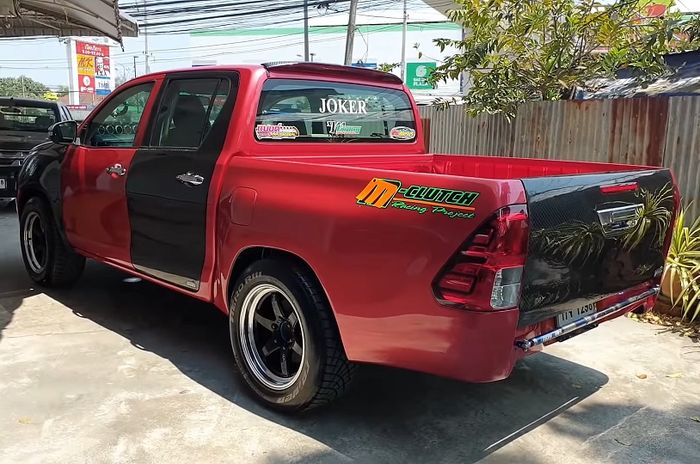 Modifikasi Toyota Hilux bergaya racing terjangkiti banyak part serat karbon