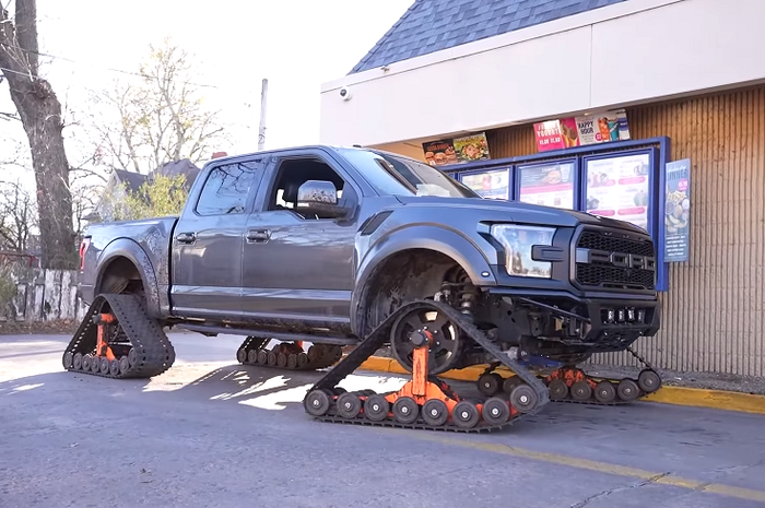 Modifikasi ekstrem Ford F-150 Raptor dengan ban seperti Tank