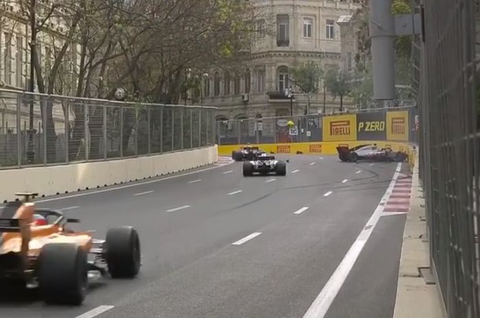 Romain Grosjean crash di belakang safety car