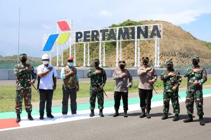 Kapolri Jendral Polisi Listyo Sigit Prabowo dan Panglima TNI Marsekal Hadi Tjahjanto meninjau Pertamina Mandalika International Street Circuit, di Lombok Tengah, NTB, Minggu (7/11/2021) 