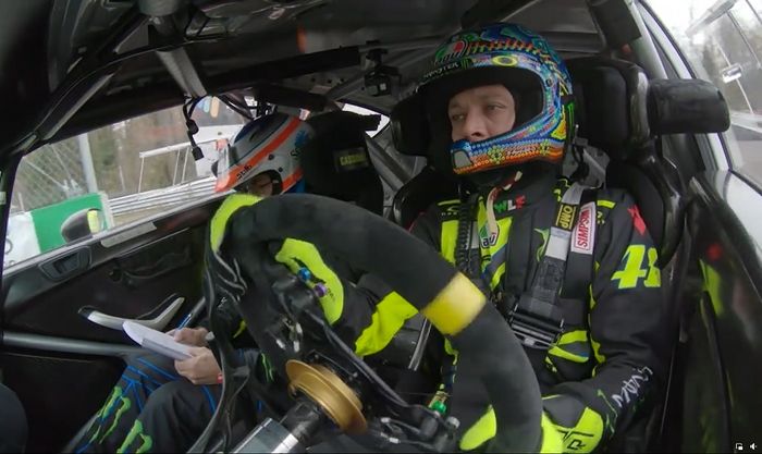 Valentino Rossi sedang mengendarai Ford Fiesta WRC