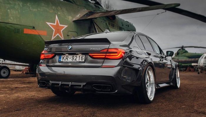 Tampilan belakang modifikasi BMW Seri 7