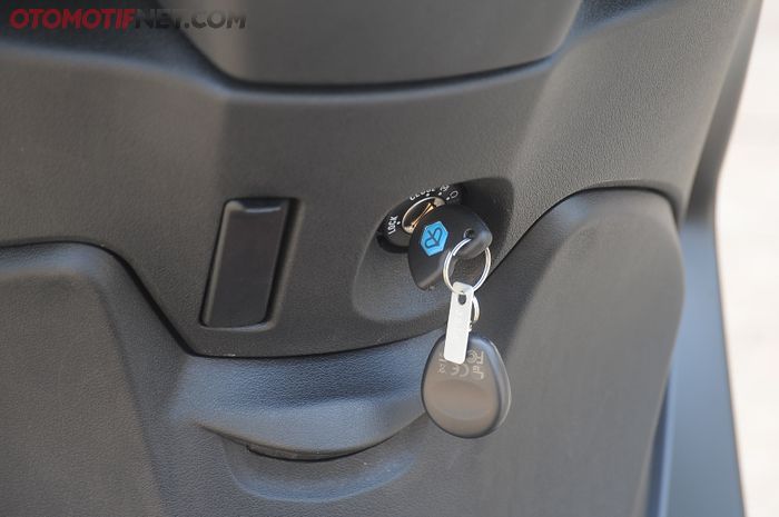 Kunci kontak Medley S 150 i-get dengan immobilizer juga dilengkapi remote multifungsi