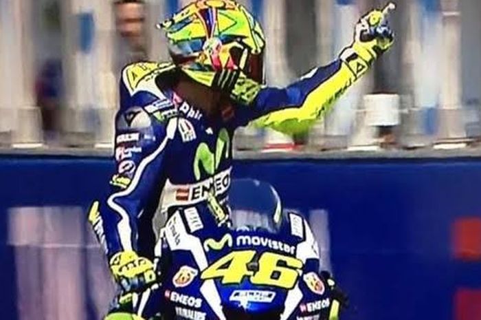 Valentino Rossi acungkan jari tengah ke Aleix Espargaro