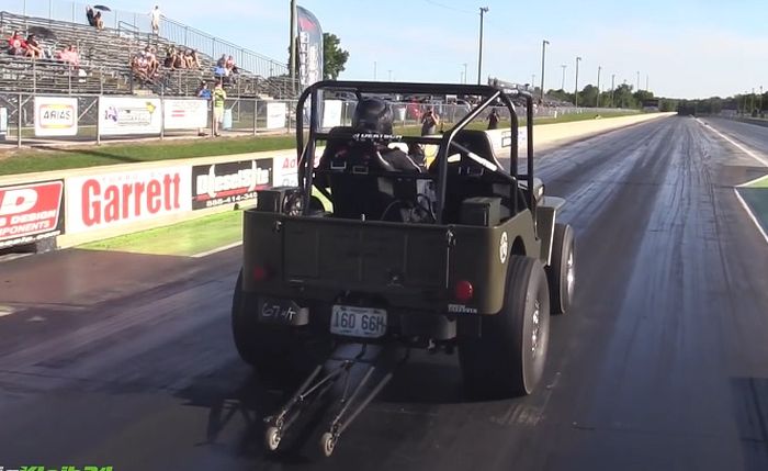 Modifikasi Jeep Willys jadi mobil drag race bertenaga 600 dk