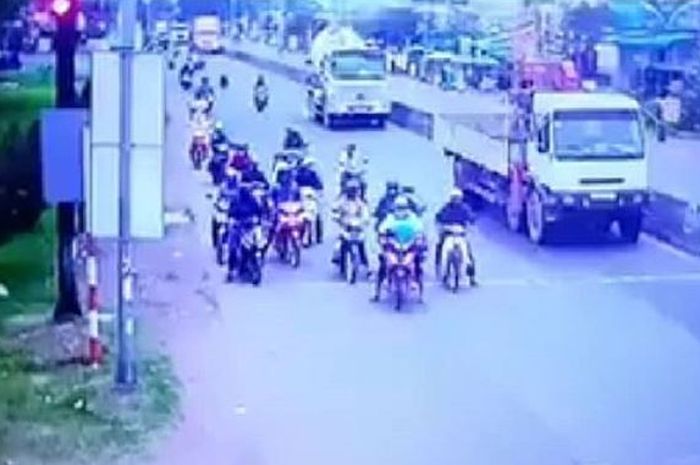 Video detik-detik truk kontainer melibas puluhan motor di lampu merah