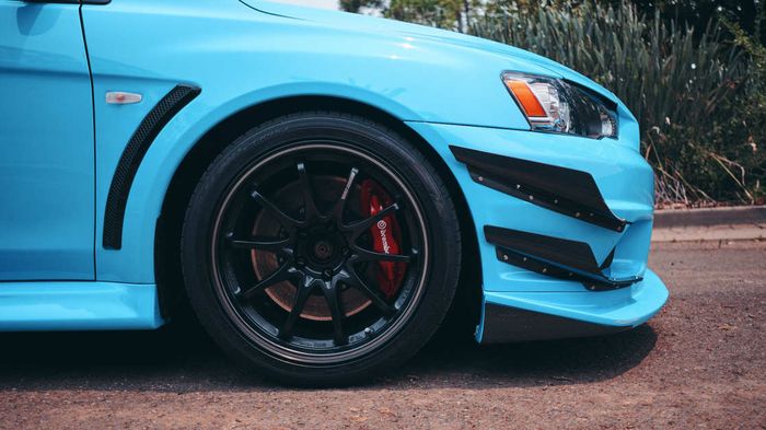 Pelekn RAYS Volk Racing CE28 dibalut ban perfoma tinggi merek Falken Azenis