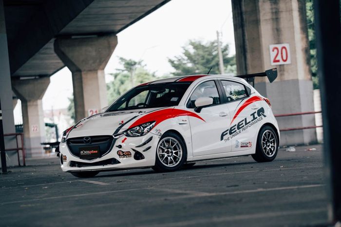 Modifikasi Mazda2 bergaya racing garapan Third Speed Salon, Thailand