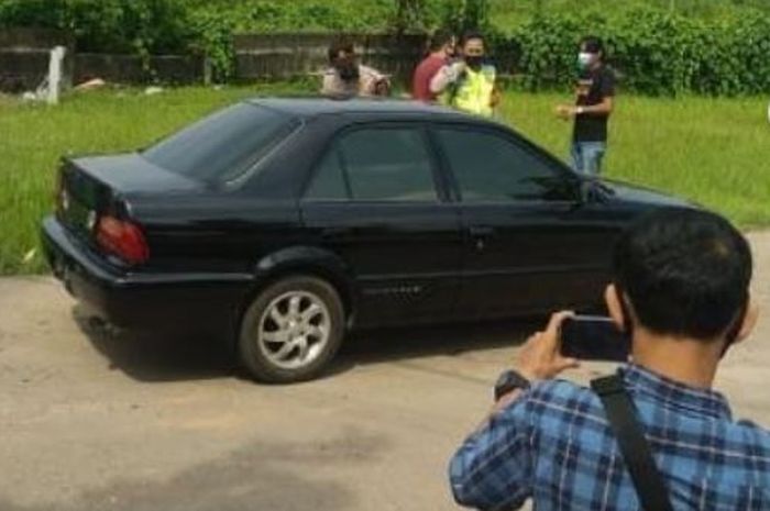 Toyota Soluna berhenti berjam-jam, buka pintu ada pria tak bernyawa