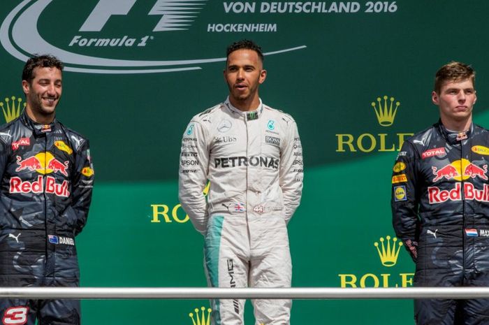 Lewis Hamilton menang pada GP F1 Jerman 2016, setelah mengalahkan dua pembalap tim Red Bull