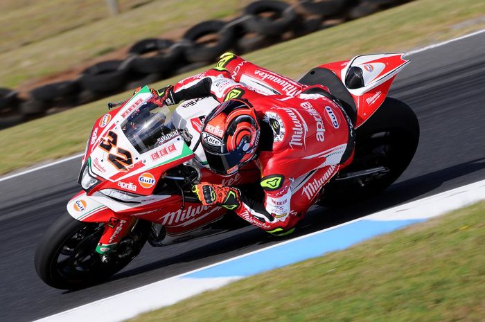 Lorenzo Savadori tampil spektakuler dengan jadi pembakap tercepat sesi latihan superbike Australia 2018 hari Jumat