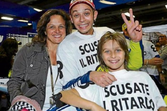 Valentino Rossi bersama ibu dan adiknya di 2008 silam