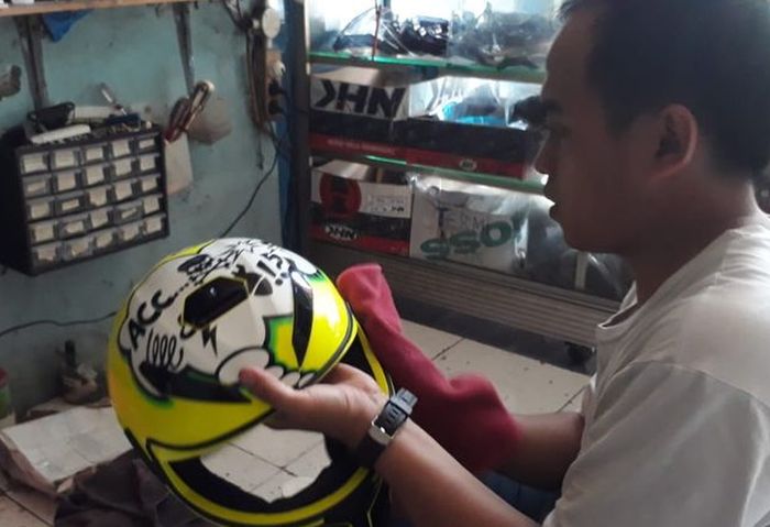 Pegawai Bengkel Helm lakukan proses coating pada helm AGV milik pelanggan