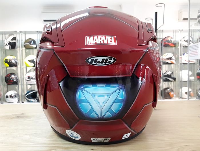 Helm Iron Man tampak dari belakang