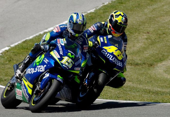 Valentino Rossi terlibat pertarungan rapat dengan Sete Gibernau di Jerez 2005