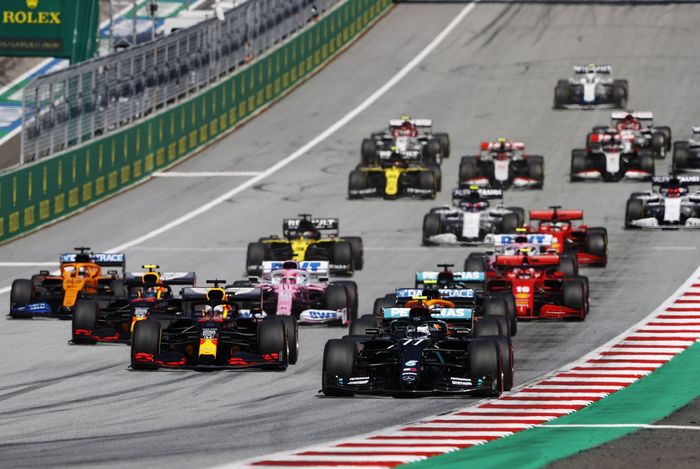 Pembalap Mercedes, Valtteri Bottas yang meraih start terdepan langsung melesat di awal balapan F1 Austria