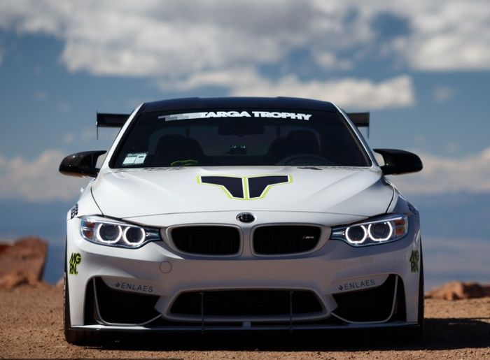Modifikasi BMW M4 beraura balap dipasangi banyak part aerodinamis