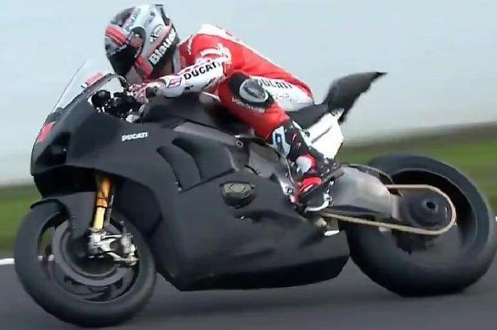Michelle Pirro jajal Ducati Panigale V4 R