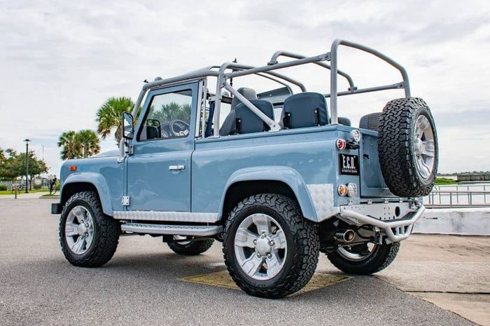 Bodi Land Rover Defender dibalut warna biru muda Cool Gray Khaki