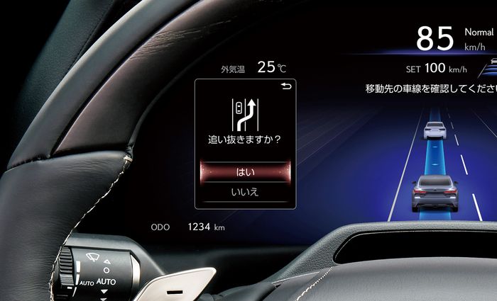 Layar instrumen kluster Lexus LS memberi notifikasi untuk menyusul secara otomatis.