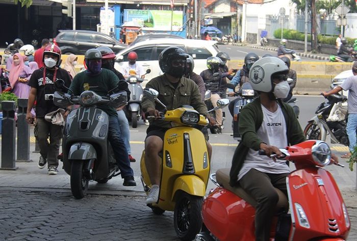 Pegadaian Vespa Community gelar silahturahmi sambil bakti sosial di Pegadaian Salemba Raya 