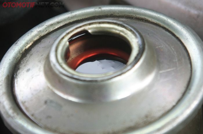 Cek oli power steering saat kondisi dingin