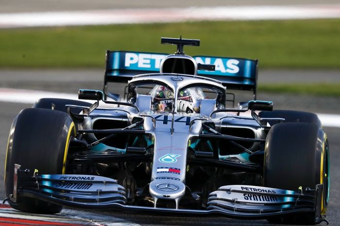 Pembalap Mercedes, Lewis Hamilton berhasil menutup musim 2019 dengan impresif usai raihan kemenangan, berikut hasil balap F1 Abu Dhabi 