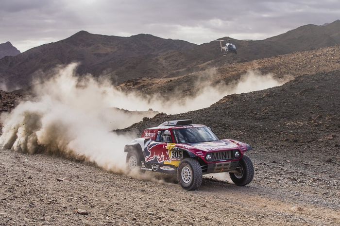 Carlos Sainz berhasil menjuarai stage 5 Reli Dakar 2020, hasil ini membuat pembalap asal Spanyol tersebut masih kokoh di puncak klasemen