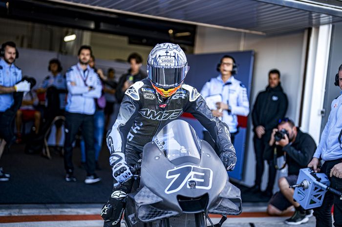 Marc Marquez beberkan Alex Marquez tidak bisa berhenti tersenyum usai jajal motor Ducati Desmosedici GP di Tes MotoGP Valencia 2022