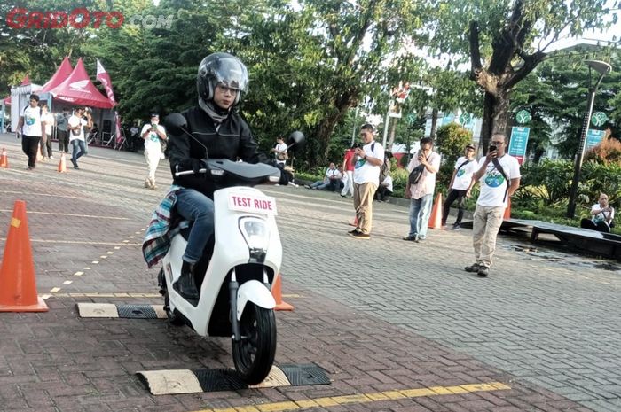 Test ride Honda EM1 e: di The Park Mall Sukoharjo, Jawa Tengah