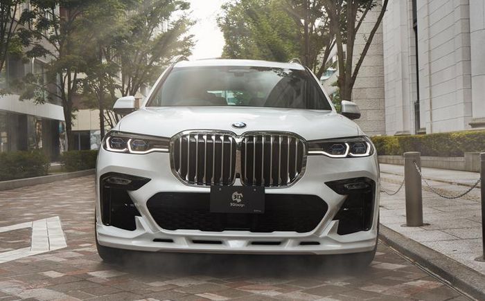 Tampilan depan BMW X7 sporty dengan add-on simpel