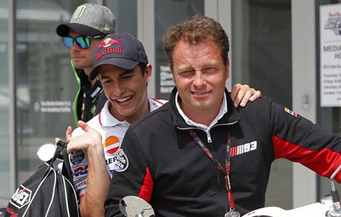 Marc Marquez bersama manajernya, Emilio Alzamora. Emilio Alzamora memiliki rekor unik setelah menjadi juara dunia GP125cc meski tak pernah menang.