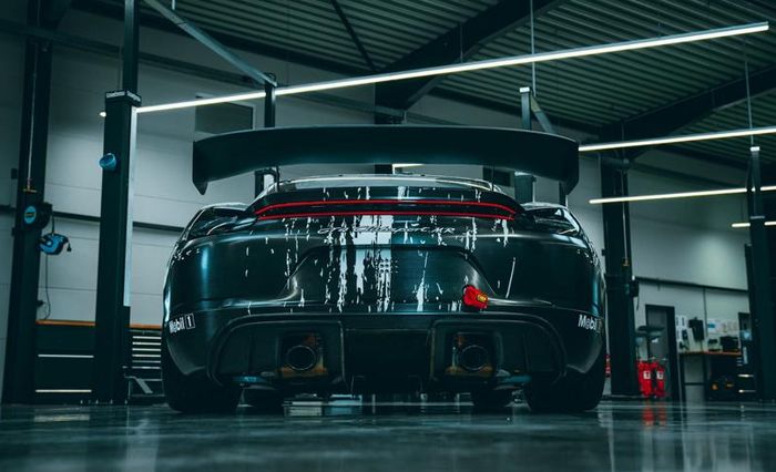 Tampilan belakang Porsche 718 Cayman GT4 dengan sayap dan diffuser baru